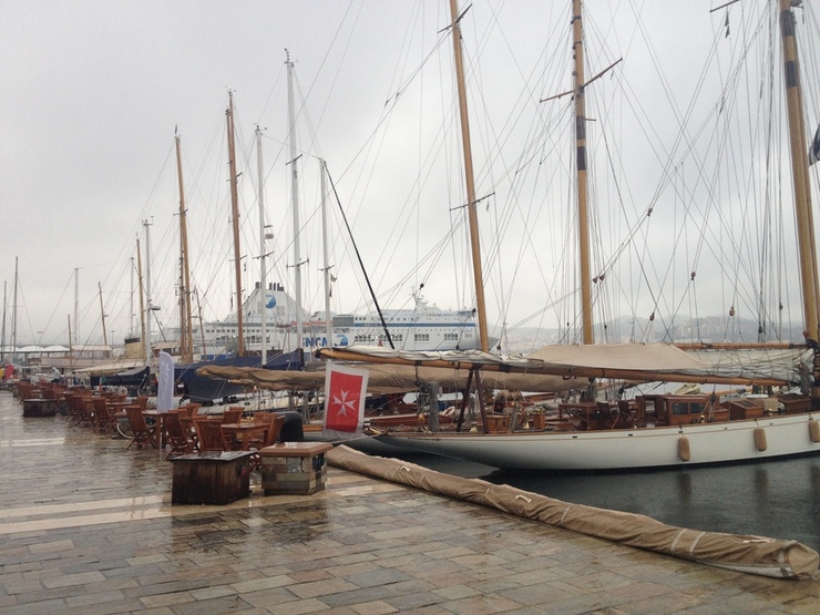 Une météo capricieuse contrarie l’arrivée des yachts sur la Cité Impériale