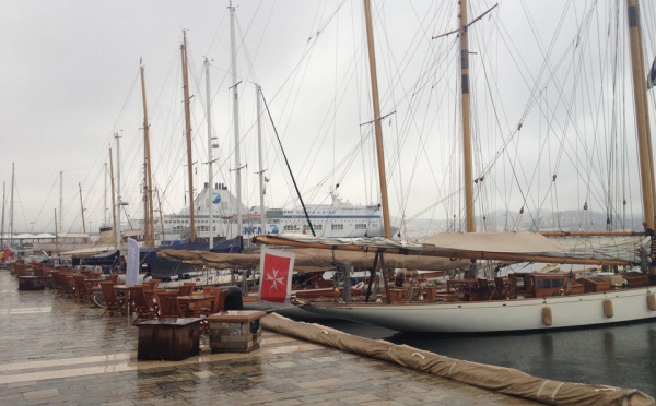 Une météo capricieuse contrarie l’arrivée des yachts sur la Cité Impériale